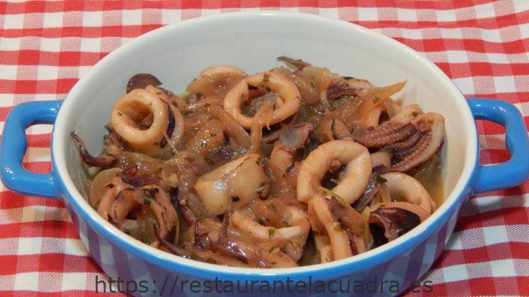 Deliciosos calamares con cebolla y vino blanco: una receta irresistible